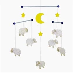 goki Mobile Schafe, Holz Babybett Kinderbett Babymobile Babyzimmer Einschlafhilfe weiß